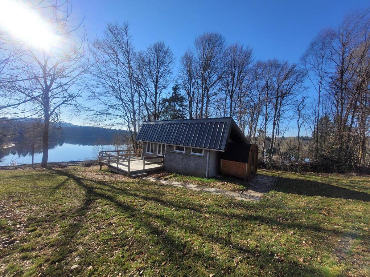 Petite maison vue sur Lac de la Triouzoune Neuvic in Neuvic, Région d'Ussel