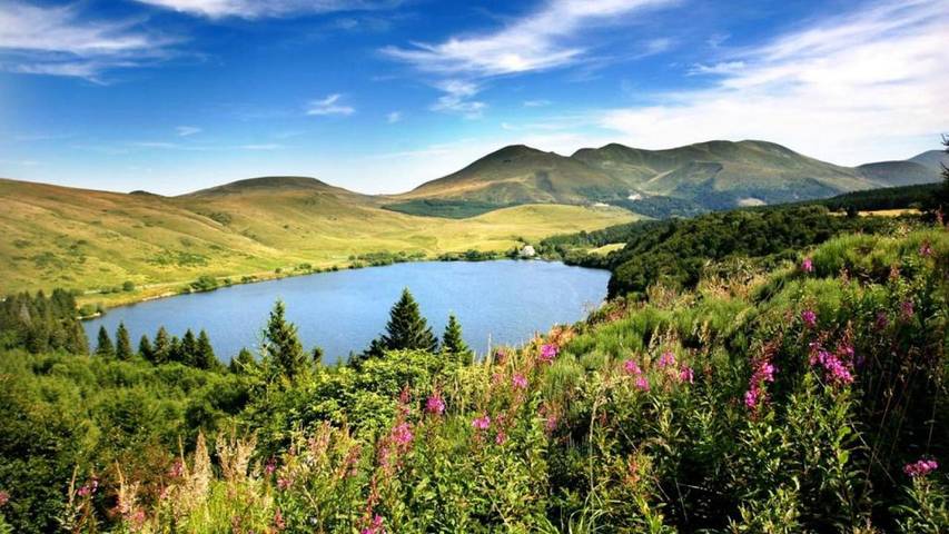 Location de vacances pour 2 personnes, avec vue ainsi que jardin et piscine à Veyre-Monton - 3