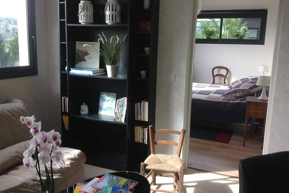 Appartement entier, En Béarn entre mer et montagne-piscine int privée,chauffée. in Gan, Béarn