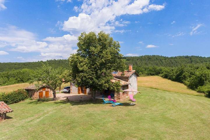 Gîte pour 8 personnes, avec terrasse et jardin à Sainte-Cécile-du-Cayrou