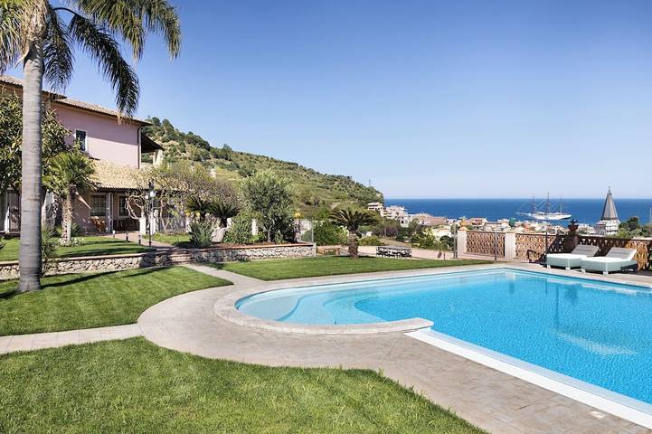Vacation rental for 12 people, with yard and hot tub in Taormina