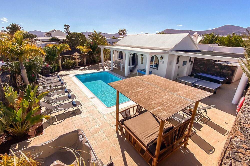 Ça C'est La Vie. Eine luxuriöse Villa mit 4 Schlafzimmern und eigenem Bad in jedem Zimmer in Puerto del Carmen, Tías