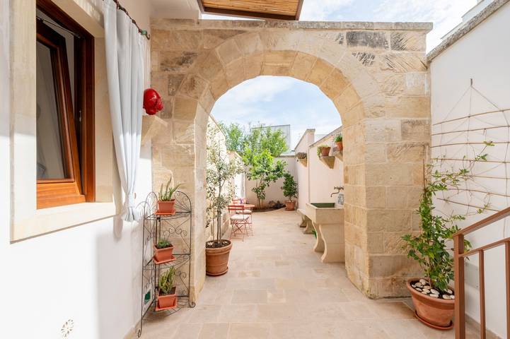 Appartamento intero, Appartamento 'Corte Curatolo - Ciuri' con terrazza condivisa, Wi-Fi e aria condizionata in Martano, Provincia di Lecce