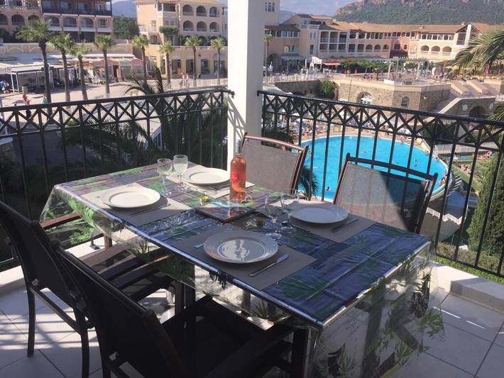 Gîte pour 4 personnes, avec piscine ainsi que terrasse et vue, animaux acceptés dans Golf De Cap Esterel - 2