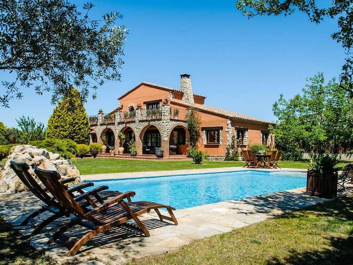 Location de vacances pour 8 personnes, avec Balcon et Terrasse ainsi que Jardin et Piscine à Peralada