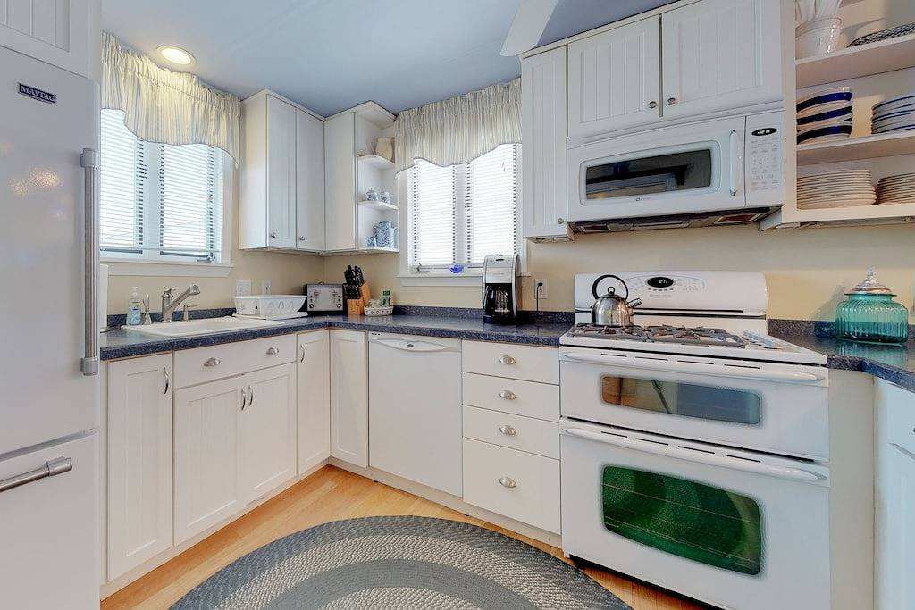 Ocean View Cottage mit Grill in der Nähe von Long Sands Beach, zu Fuß in die Stadt! in Cape Neddick, York County