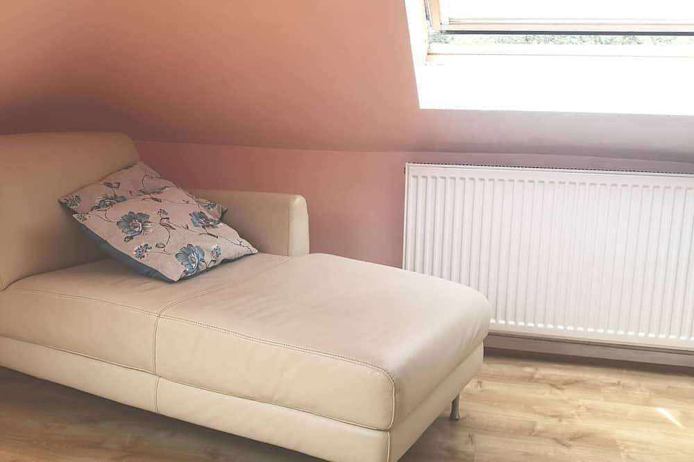 Ganze Wohnung, Nettes „Bijous“ -Db-Zimmer-Apartment auf dem Dachboden in Spelthorne, Surrey