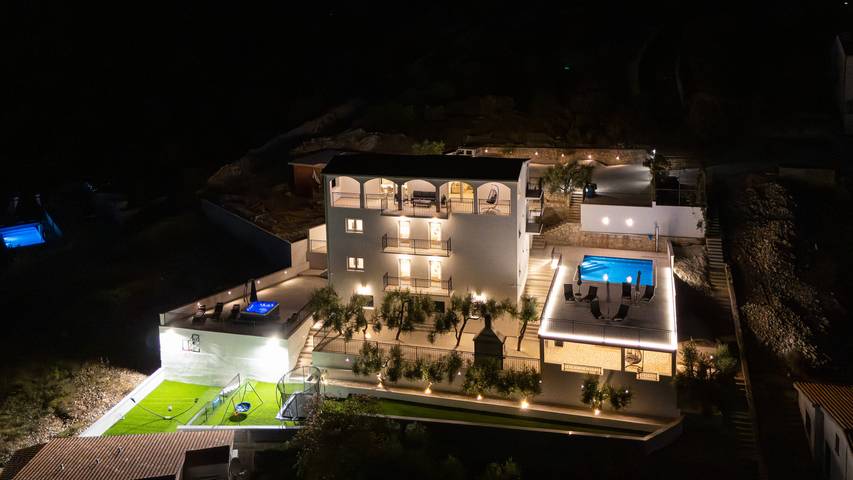 Villa pour 12 personnes, avec jardin et balcon, adapté aux familles à Sevid - 2