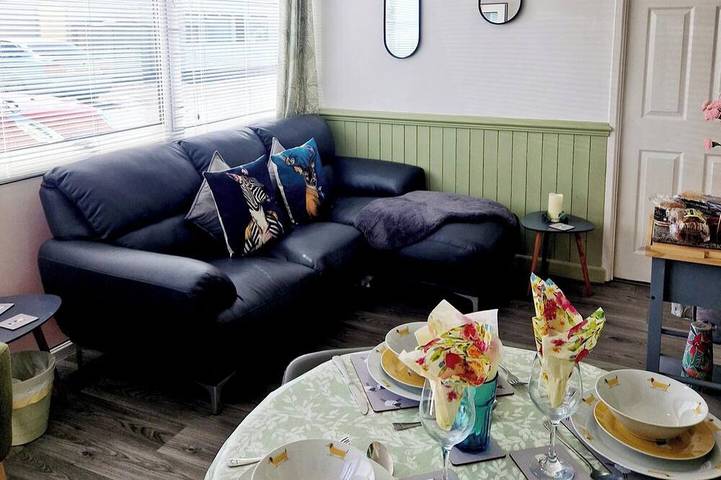 Chalet Ty Lilli Wen – Schlafplätze für 6 – Haustiere willkommen in Carmarthenshire