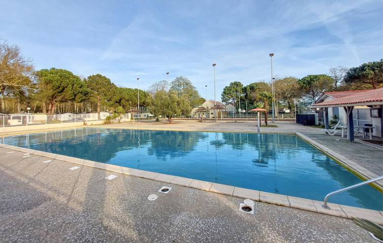 Camping pour 4 personnes, avec terrasse ainsi que piscine et jardin à La Tremblade - 2