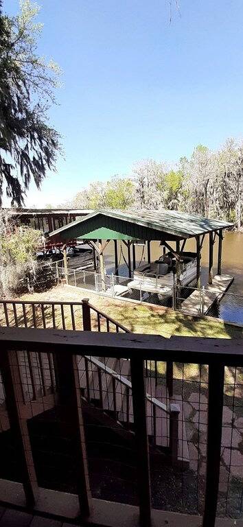 Vacation rental for 10 people, with yard and balcony in Caddo Lake