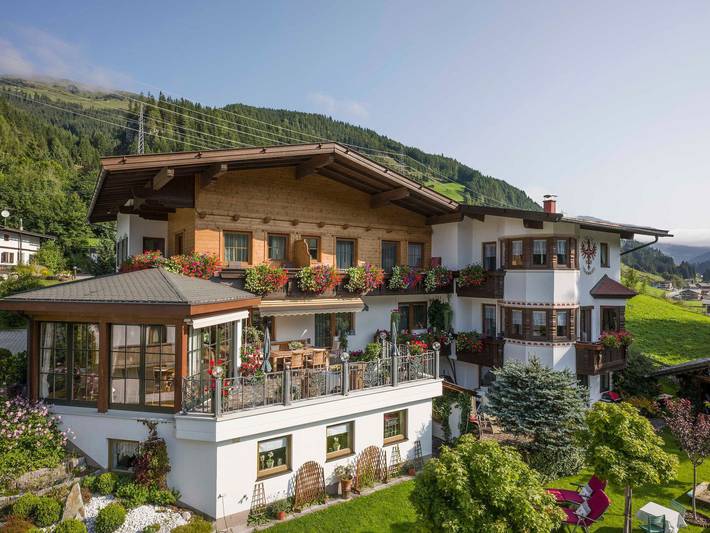 Ferienwohnung für 4 Personen, mit Balkon und Terrasse sowie Garten und Sauna in Gerlos