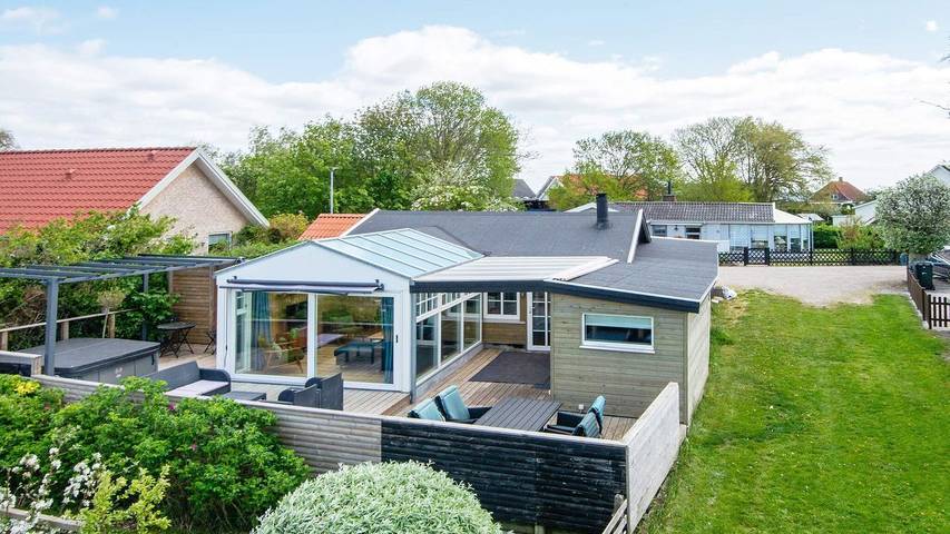 Ferieudlejning for 5 personer, med terrasse og jacuzzi samt have, husdyr tilladt i Hejlsminde
