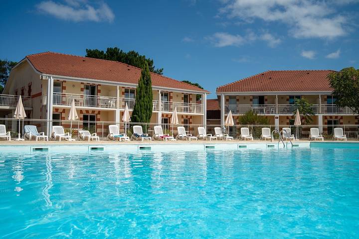 Location de vacances pour 8 personnes, avec Balcon et Terrasse ainsi que Jardin et Bassin pour enfant à Le Verdon-sur-Mer