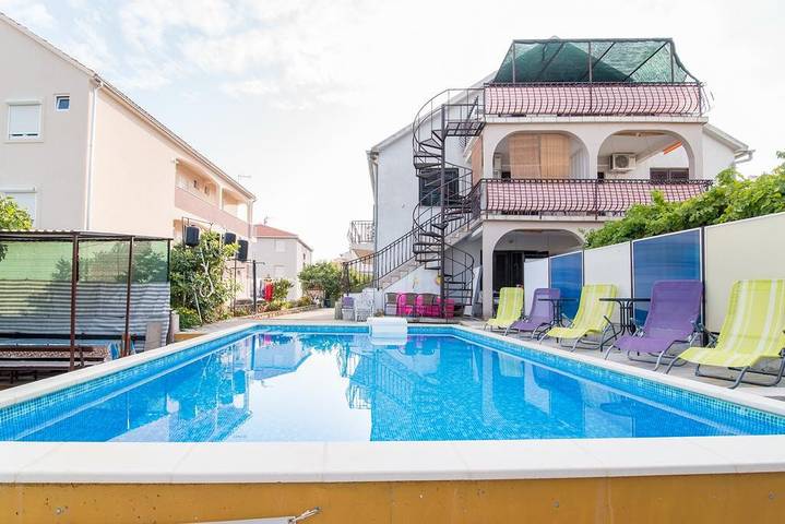 Ferienwohnung für 4 Personen, mit Garten in Okrug Gornji