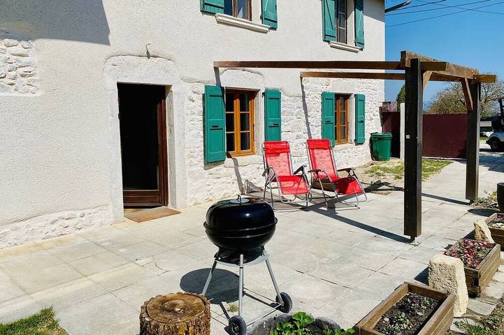 Location de vacances pour 10 personnes, avec Piscine à Vignieu