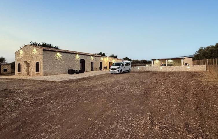 Casa vacanza per 11 persone, con terrazza e piscina nonché giardino, con animali domestici a Chiaramonte Gulfi