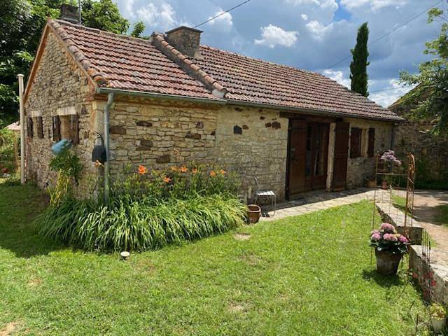 Gîte pour 3 personnes, avec jardin ainsi que piscine et vue à Sauveterre-la-Lémance
