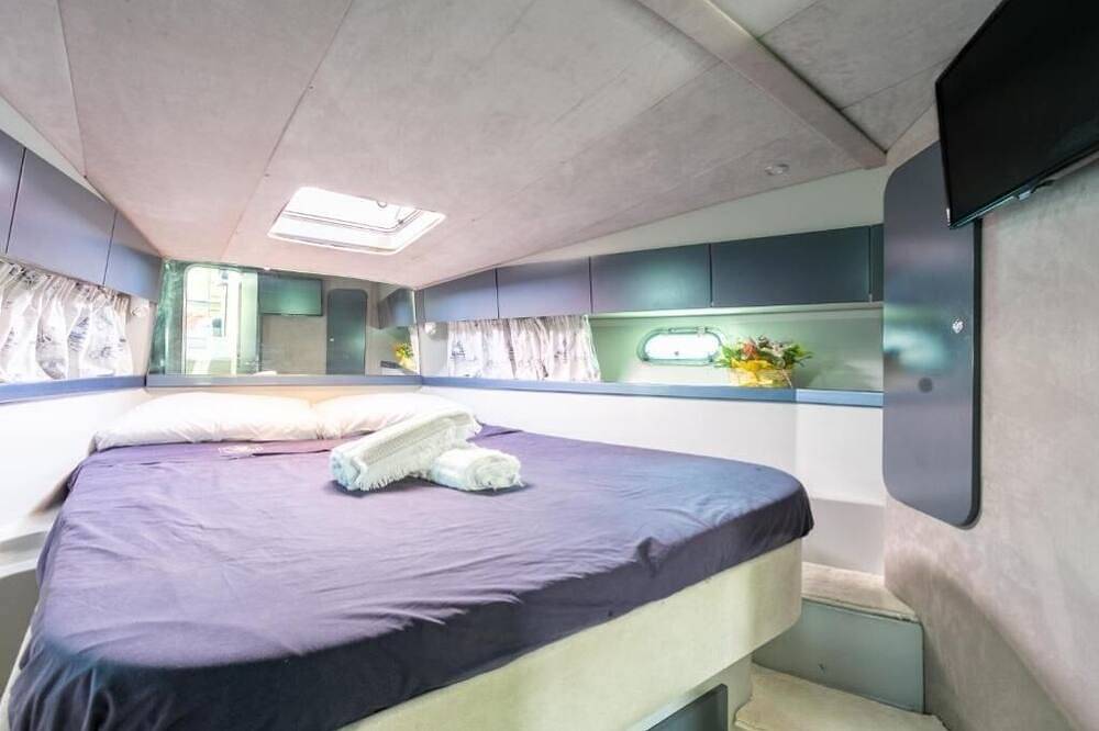 Loveboatsuiterome 5 minutes from Fiumicino airport your love retreat in Fiumicino, Rom Provinz