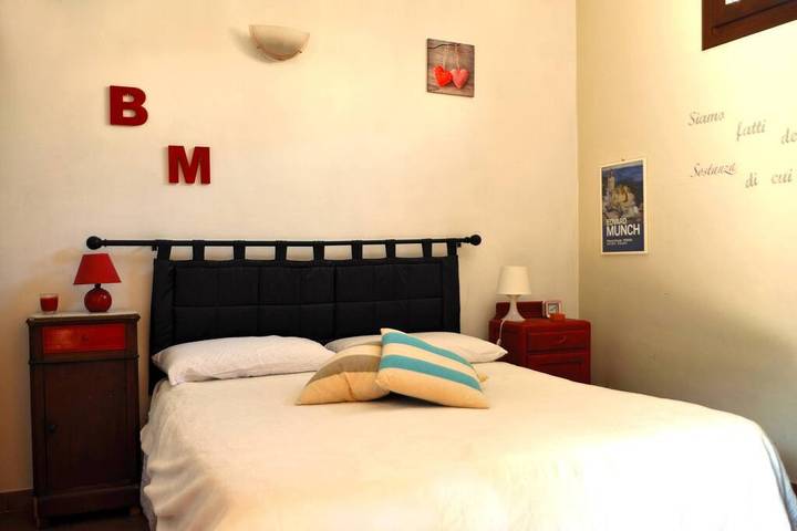 Appartamento intero, Casa con grande terrazza, AC, wifi, posto auto in Oneglia, Imperia