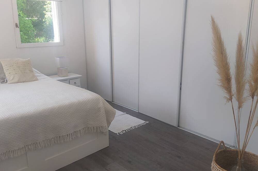 Villa Ecke des Paradieshauses mit Pool in Villelaure, Regionaler Naturpark Luberon