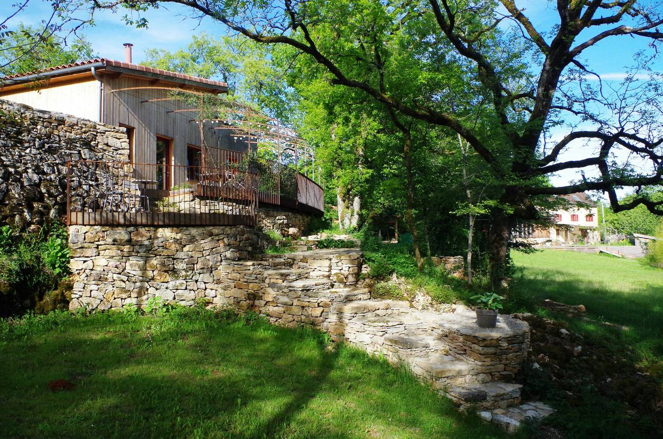 Gîte en bois design près du lac de Parisot in Puylagarde, Quercy