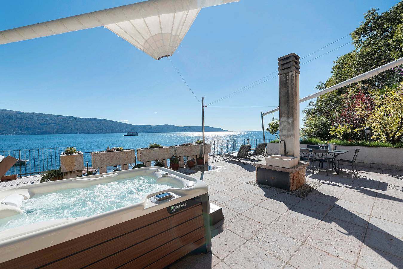 Villa 'I Cipressi' con vistas al lago, Wi-Fi y aire acondicionado in Toscolano-Maderno, Montañas Garda
