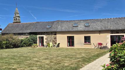 Gîte pour 4 personnes, avec piscine et terrasse, animaux acceptés à Tréguidel