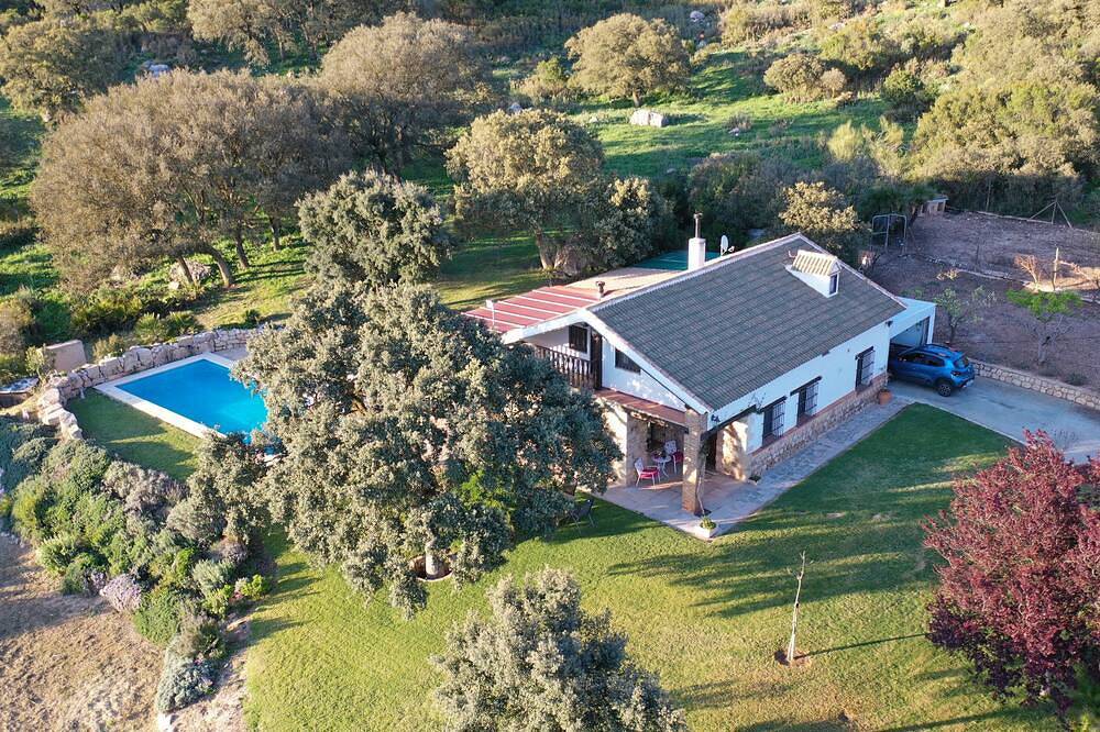 Rural house with spacious exterior and views of the mountains of Malaga. full rent in La Joya, Antequera