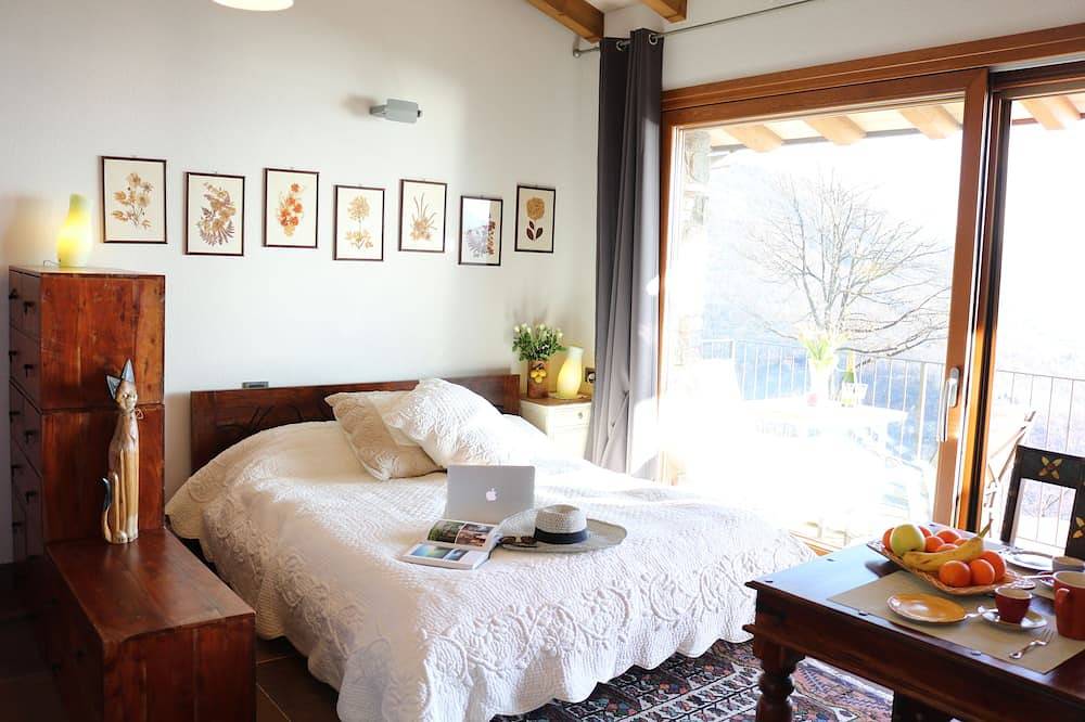 Entire apartment, Finca Cascina Borchina: \"Violetta\" country estate, relaxation, tranquility, dream lake view, organic in Maccagno con Pino e Veddasca, Lago Maggiore (Lombardy)