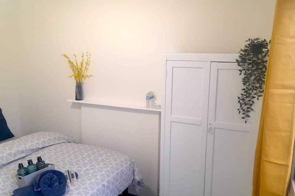 Room 4 - Double bed - 2nd floor - Wifi and is a 2 min walk from Iver station in Iver, Colne Valley Park