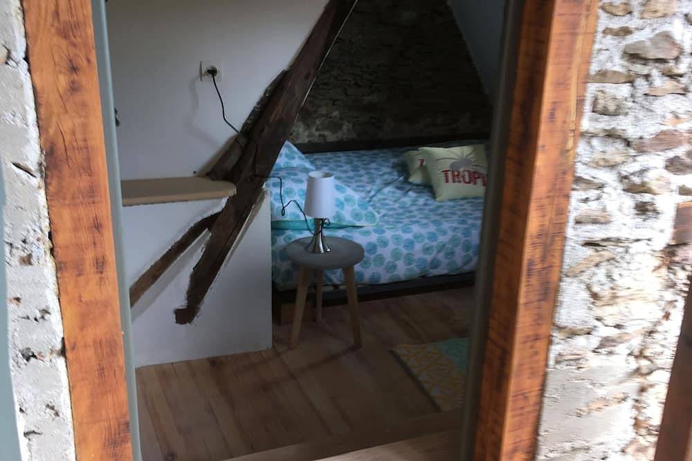 Maison cosy dans un écrin de verdure in Cassaniouze, Région d'Aurillac