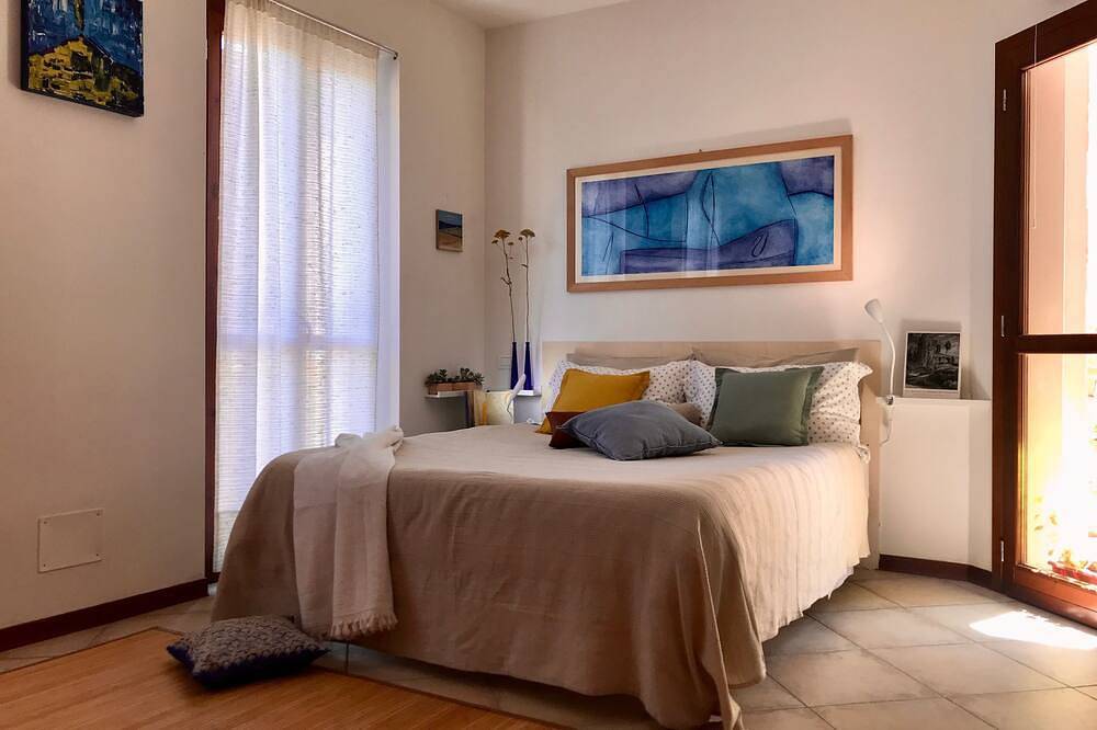 Entire apartment, Pip House large terrace ^. ^ in Colle di Val d'Elsa, Siena Province