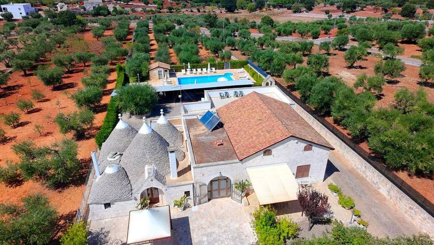 Apartahotel para 4 personas, con piscina y jardín además de piscina para niños y jacuzzi en Apulia