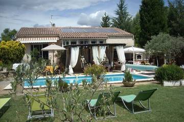 Gîte pour 5 personnes, avec terrasse et jardin, animaux acceptés à Pierrevert