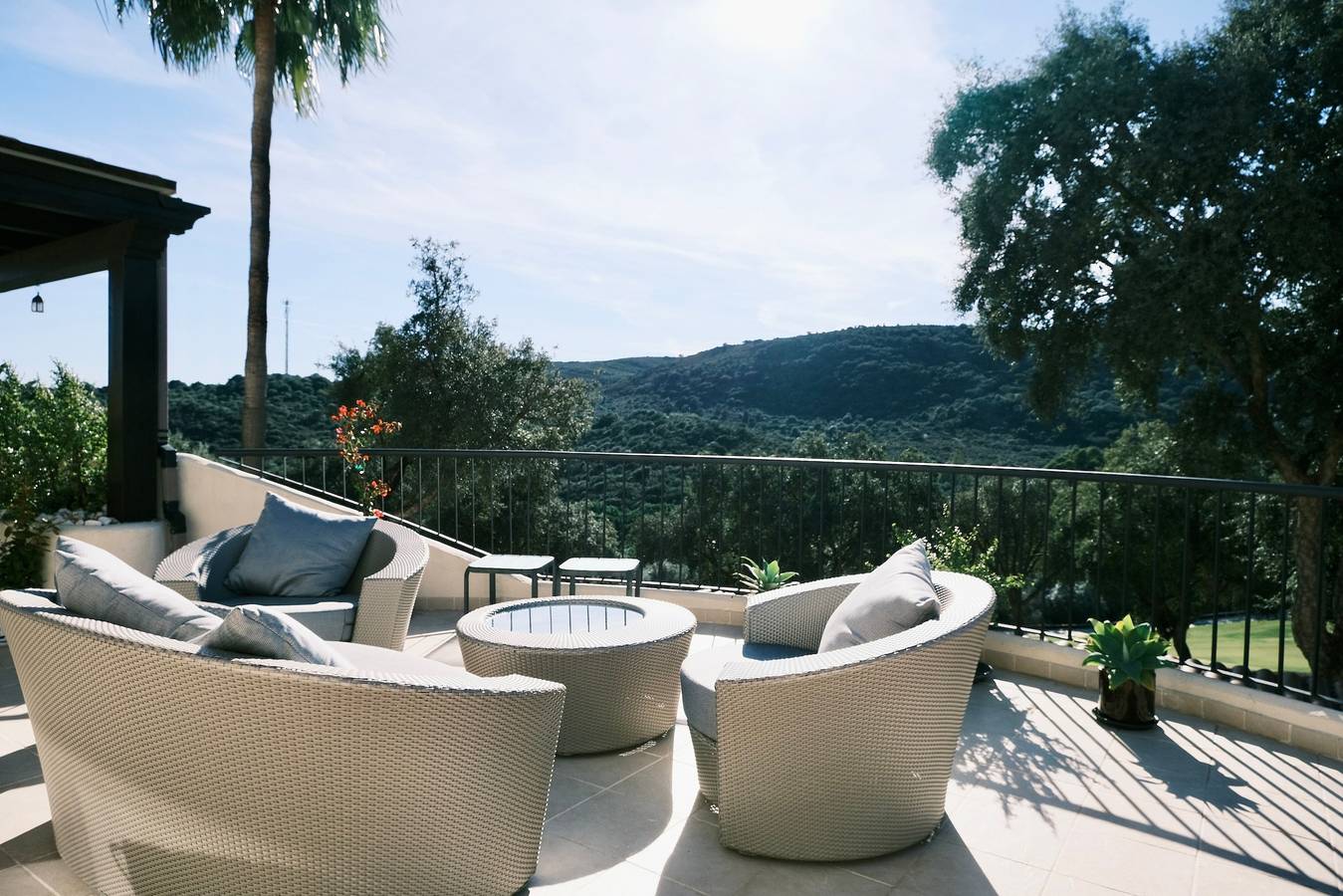 Apartamento entero, Apartamento 'San Roque Golf' con vistas a la montaña, Wi-Fi y aire acondicionado in San Roque Club, San Roque