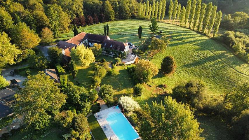 Cottage pour 2 personnes, avec vue ainsi que piscine et jardin à Lasseube