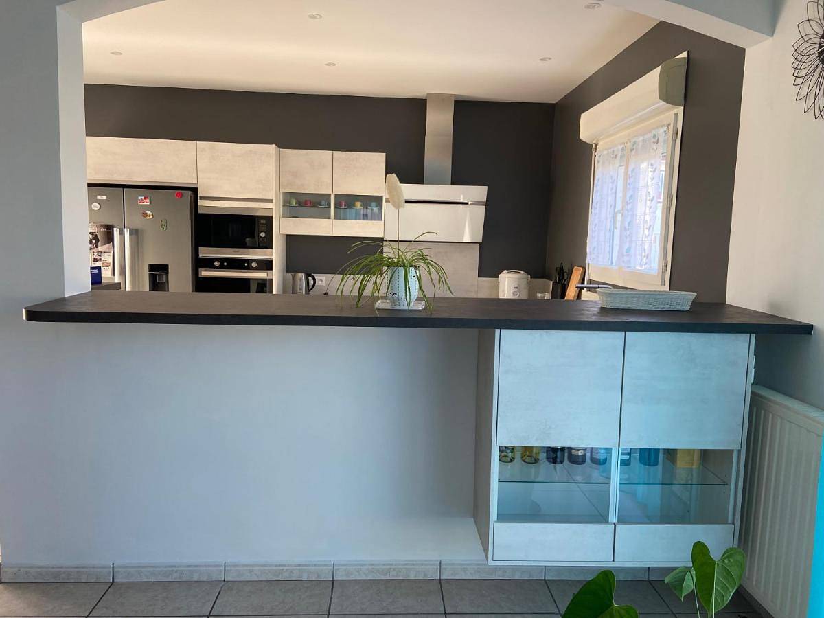 Appartement de vacances entier, Une chambre pour deux avec vue sur la piscine in Le Pizou, Dordogne