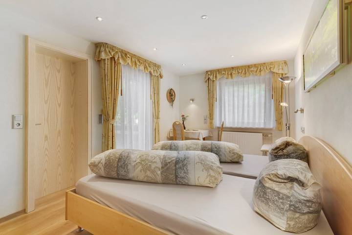 Gästehaus Gerda: Doppelzimmer 1' mit Bergblick, privatem Balkon und Wi-Fi in Bad Peterstal-Griesbach, Mittlerer Schwarzwald