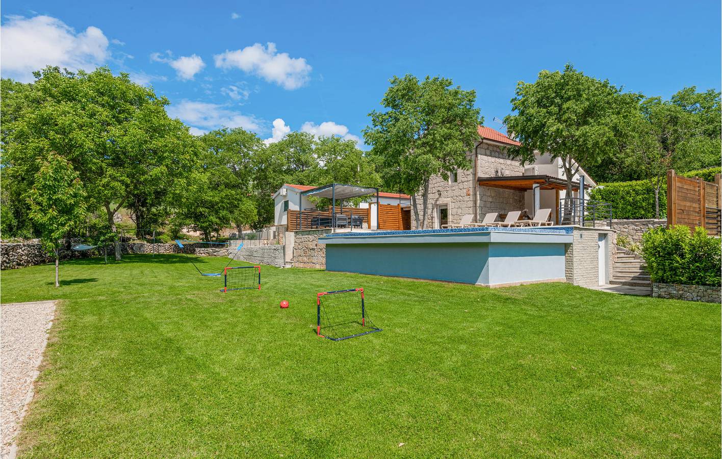 Reizende 61 m² große Wohnung mit Pool, WLAN, Parkplatz und Küche in Imotski, Makarska Riviera