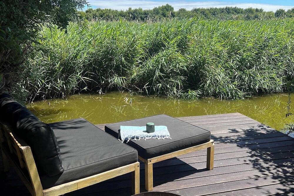 Detached 6-person waterfront chalet in Groede. Enjoy peace, nature, spacious garden, modern kitchen and proximity to beach and village. in Groede, Zeeuwse Kust