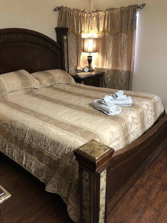 Vacation rental for 10 people, with hot tub and terrace as well as yard, with pets in San Bernardino County