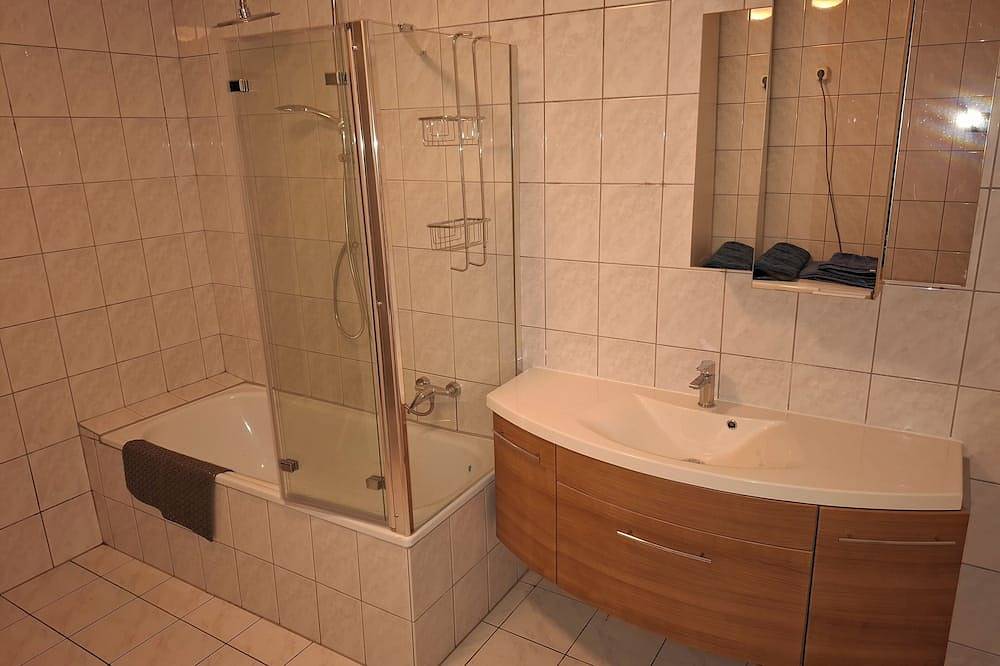 Ganze Wohnung, Ferienwohnung \"Schöne Aussicht\" mit großer Balkon-Terrasse in Nordenham, Wesermarsch