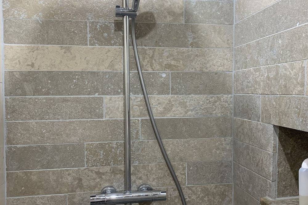 Alpilles, light-filled village house with air-con, courtyard, for 2 or 4 in Aureille, Arles und Umgebung