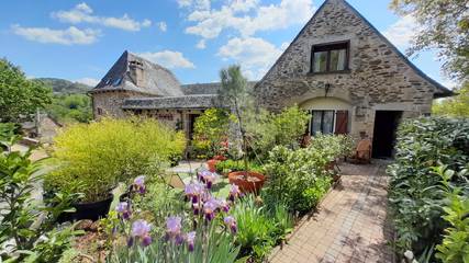 Gîte pour 2 personnes, avec sauna et terrasse ainsi que jacuzzi et jardin dans l' Aveyron