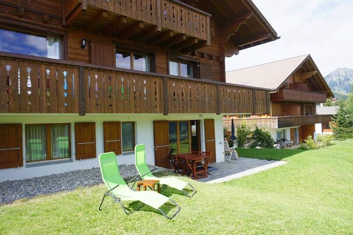 Ferienwohnung für 4 Personen, mit Terrasse und Garten sowie Ausblick in Leysin