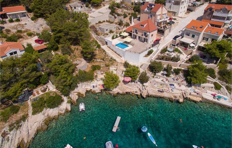 Charmantes Apartment, 2 km vom Strand entfernt: Geräumiges Apartment mit Pool und Terrasse in Milna, Brac