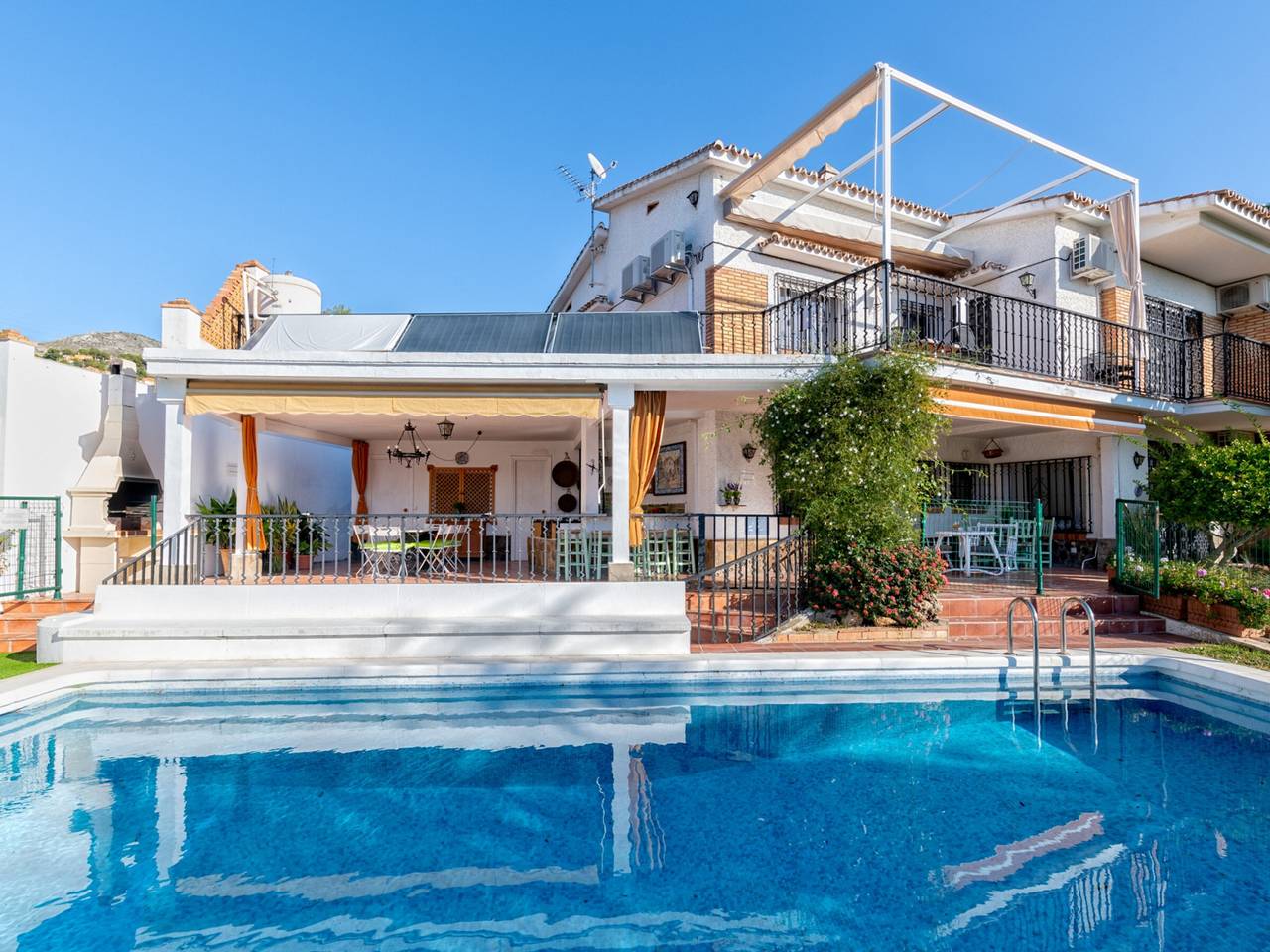Luxury villa with pool and garden, 1km from beach - sleeps 12 in Málaga (Este), Malaga