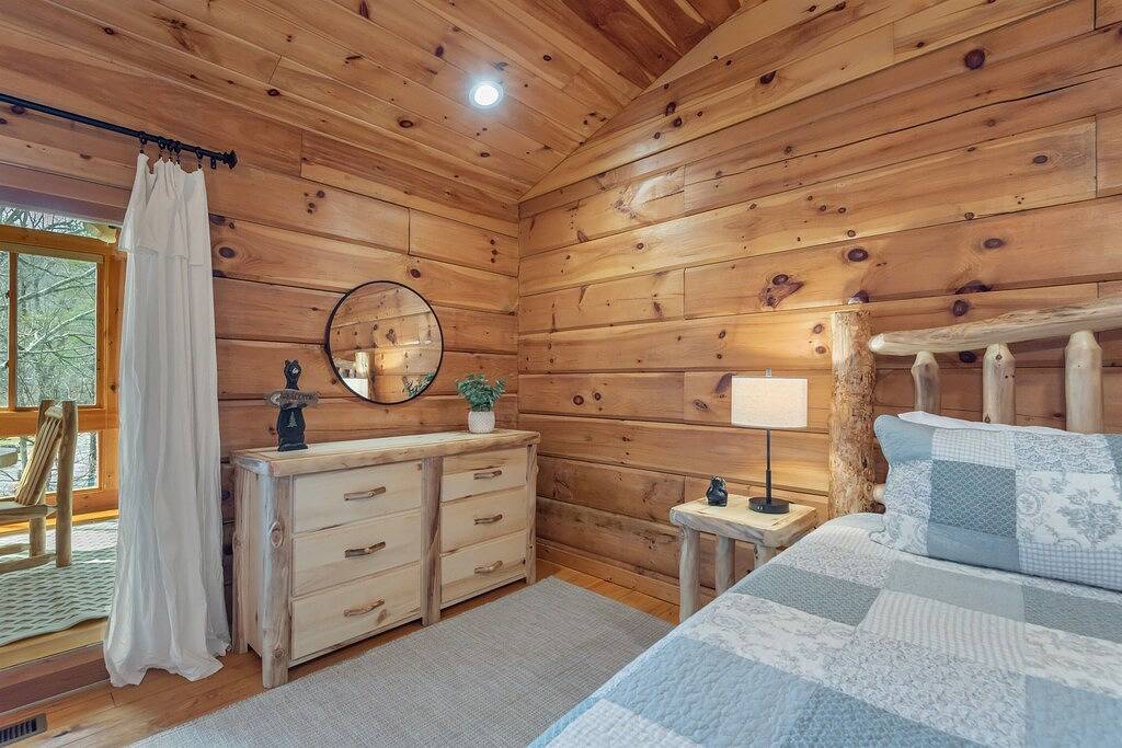 Little River Cabin - Riverfront, 1 mile from Gsmnp - Romantic Getaway! in Blount County