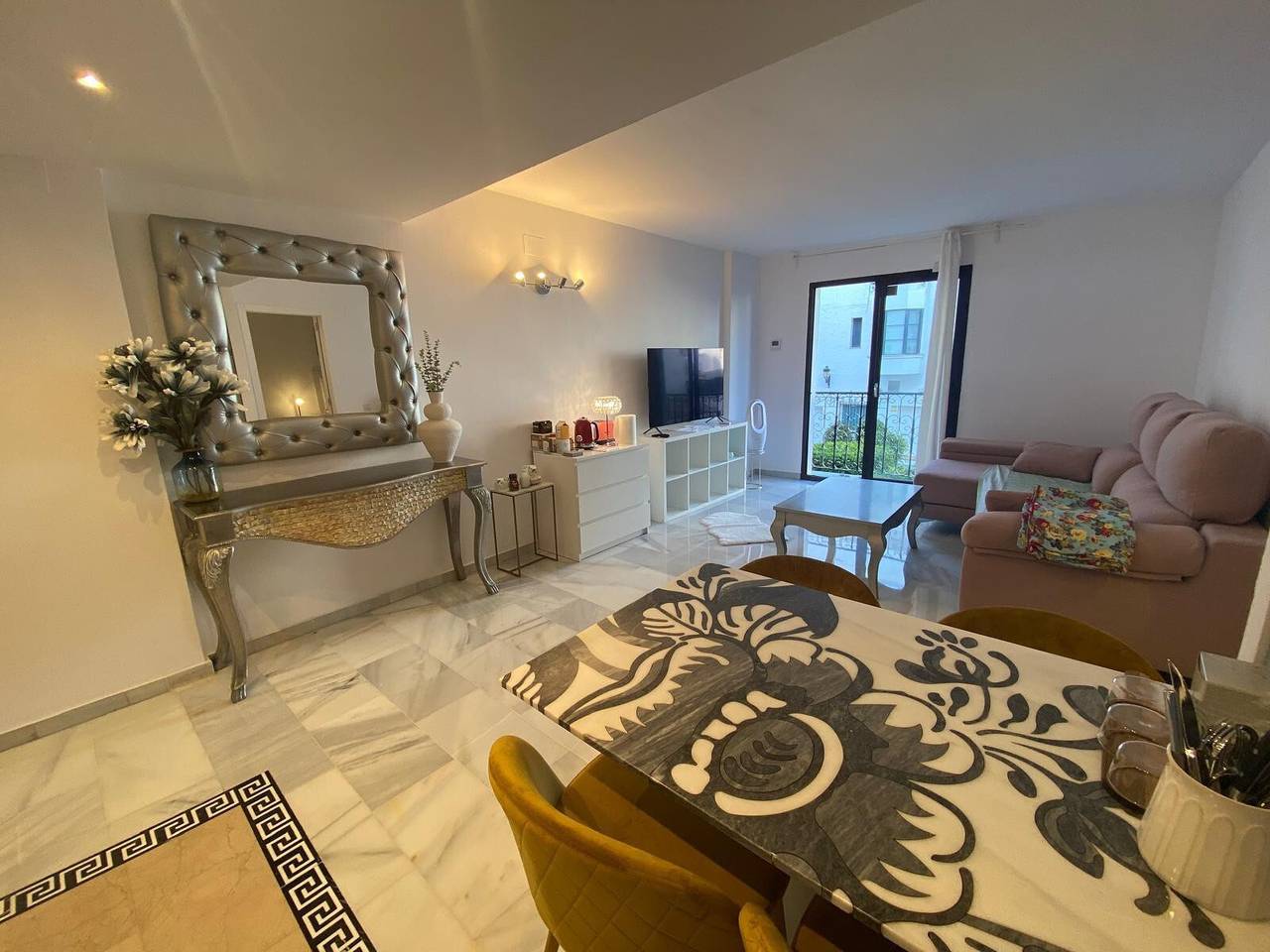 Appartamento intero, Casa Vacanze 'Enjoy Puerto Banus Vicino alla Spiaggia' con Vista Mare, Wi-Fi e Aria Condizionata in Medina Gardens, Marbella